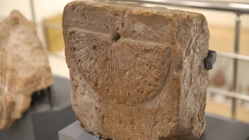 Ani'deki kazılarda bulunan yaklaşık 1000 yıllık güneş saati görücüye çıktı