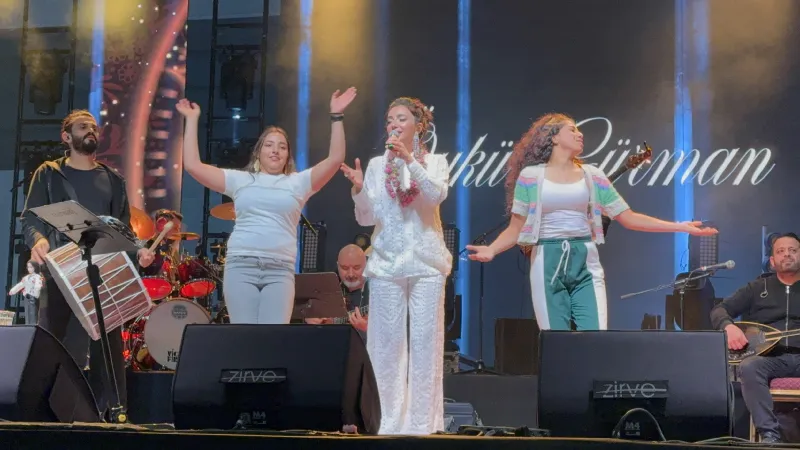 Isparta'da 2025 Uluslararası Gül Festivali'nde Öykü Gürman sahne aldı