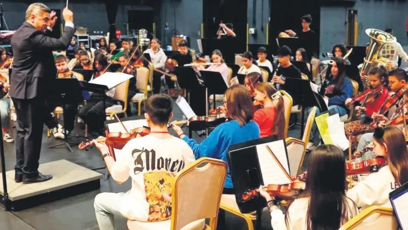 222 kişilik korodan renkli repertuvar