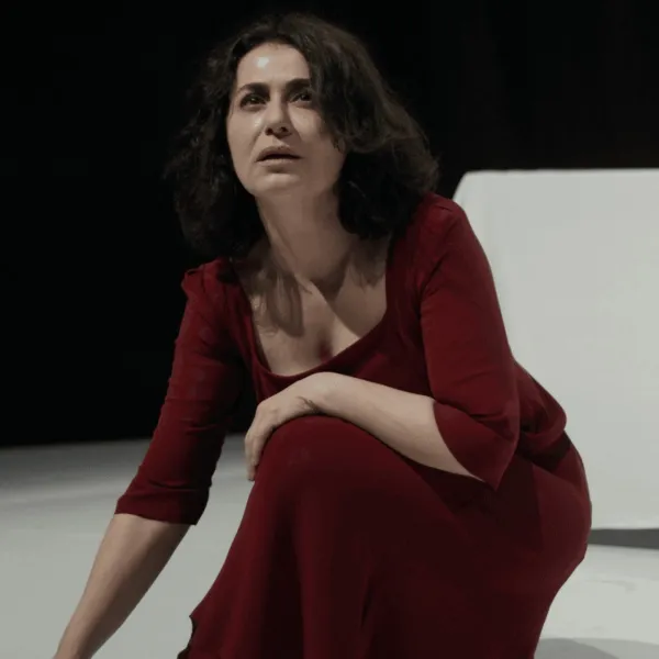 Moda Sahnesi'nde 'Yaralarım Aşktandır'