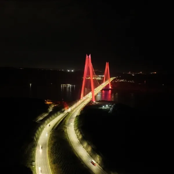 Yavuz Sultan Selim Köprüsü Turuncuya Büründü! Sebebi Şaşırtacak